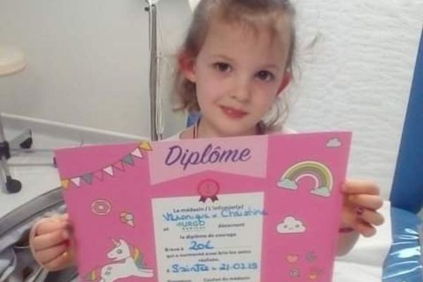 Zoé, 6 ans, lors d'une précédente hospitalisation.