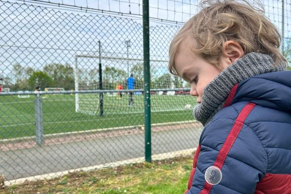 La journée "enfant malade", avec un garçon ayant la coqueluche.