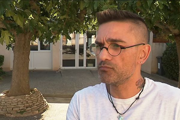 Patrick a dû quitter Villegailhenc pour s'installer près de Carcassonne. Séparé, il ne voit plus sa fille aussi souvent qu'il le souhaiterait. 