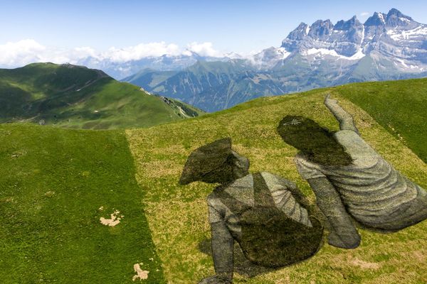 L'artiste Saype a conçu cette oeuvre géante au cœur des Portes du Soleil, entre la Haute-Savoie et la Suisse.