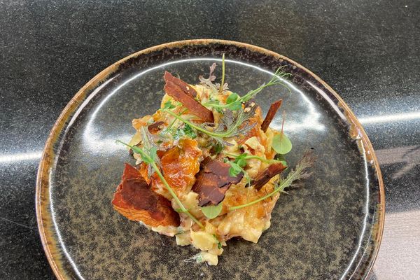 Découvrez les secrets d'un chef étoilé pour réussir le plat typique du Cantal, la truffade