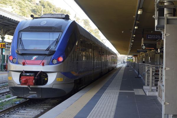 Un train en gare de Vintimille (Italie).