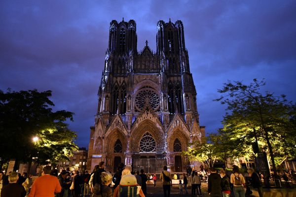 Une foule rassemblée devant le parvis de la cathédrale de Reims, lors de la projection du son et lumière "Regalia".