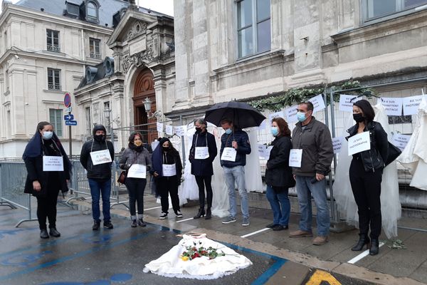 Les professionnels du mariage ont lancé un appel à l'aide au préfet de l'Isère, mardi à Grenoble.