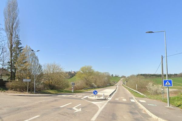 Le piéton s'est engagé sur un passage clouté l'entrée de Champvans-les-Moulins, mais l'automobiliste ne l'a malheureusement pas aperçu.