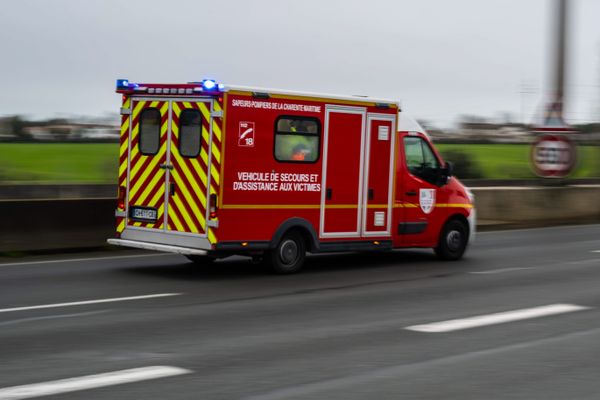 23 sapeurs-pompiers avec huit véhicules sont intervenus pour une collision entre un bus et une voiture dans la commune de Lescure-d'Albigeois dans le Tarn.