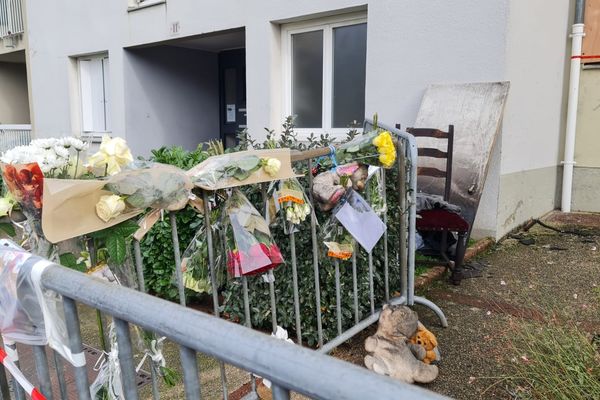 Devant l’appartement incendié, des messages et des peluches en hommage aux deux petits garçons décédés samedi matin.