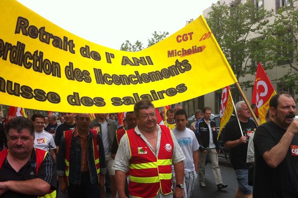 A Clermont-Ferrand, prés de 200 manifestants ont décidé de défiler à la veille de la conférence sociale gouvernementale pour exiger "un changement de cap." 