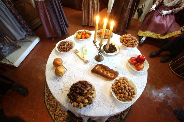 La tradition des treize desserts a su perdurer dans les foyers provençaux pour le repas de Noël.