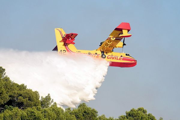 3 canadairs survolent la zone pour tenter de redevenir maîtres du feu dans un secteur trop difficile d'accès par voies terrestres