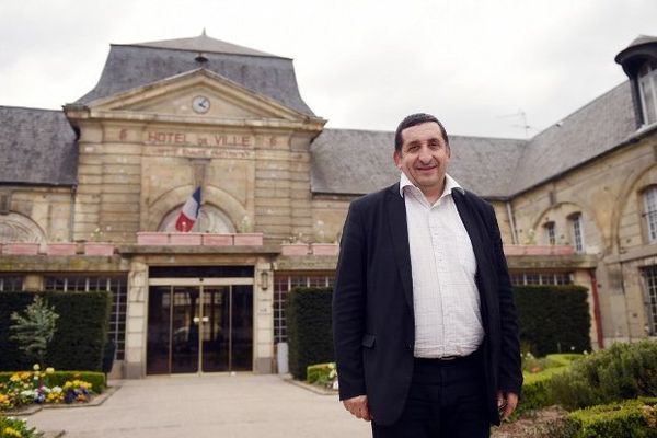 Elu à Stains, Azzédine Taïbi est le premier maire issu de l'immigration maghrébine en Seine-Saint-Denis. Tout un symbole pour les banlieues.