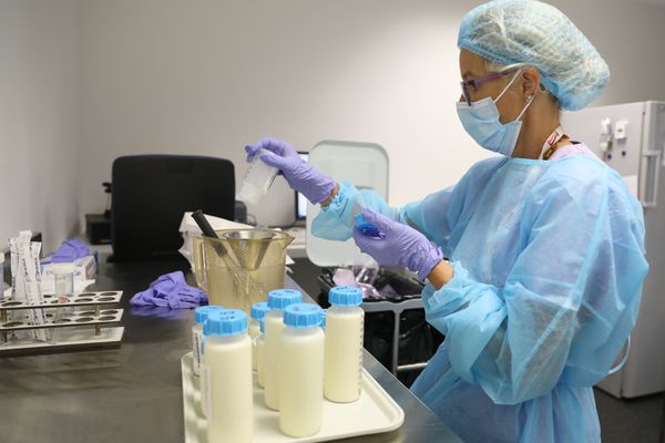 Un personnel soignant teste le lait reçu dans le service lactarium de l'hôpital Emile Muller de Mulhouse (Haut-Rhin) avant d'assurer sa conservation, le 25 août 2022.