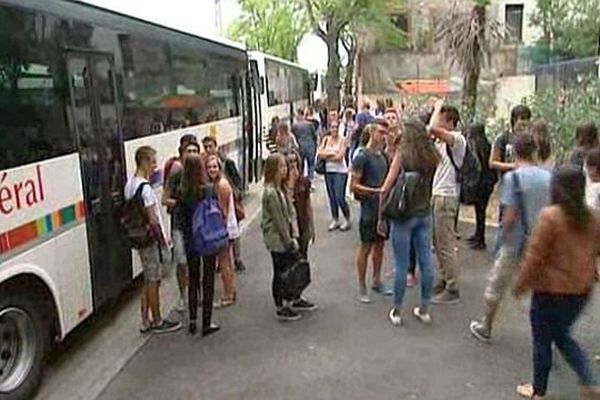 Céret (Pyrénées-Orientales) - les élèves du lycée Déodat de Séverac attendent les cars scolaires pour rentrer chez eux - 2 septembre 2015.