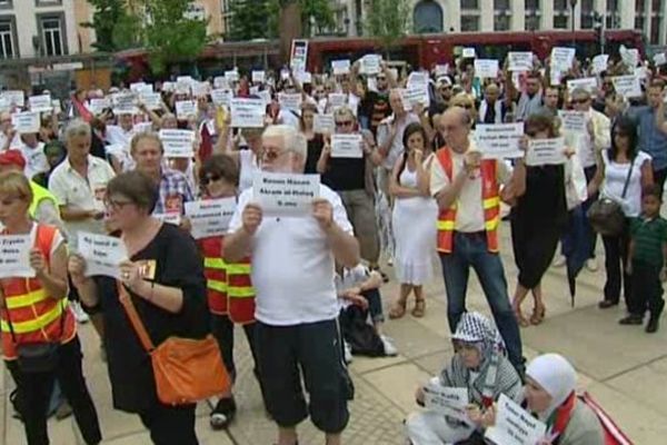 Samedi après-midi, place de Jaude à Clermont-Ferrand, plusieurs centaines de manifestants ont participé au 3ème rassemblement pour la paix organisé dans la capitale auvergnate. Entre leurs mains, des feuilles de papier sur lesquelles étaient inscrits les noms des victimes.