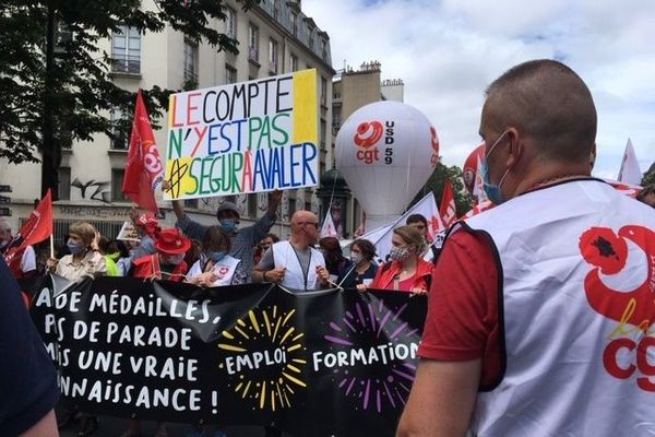 Les soignants ont défilé ce dimanche de la place de la Bastille à la République à Paris.