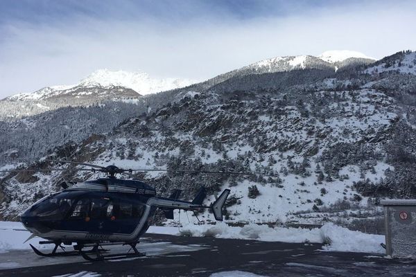 Un hélicoptère du PGHM de Modane déployé pour la recherche de trois Hollandais disparus après une avalanche à Valfréjus (Savoie)