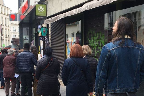 Du monde devant certains magasins à Paris ce lundi matin, pour faire ses courses : ici une file d'attente devant un Monoprix, rue de Belleville (19e arrondissement).