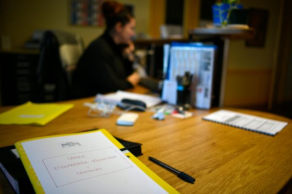 Un cahier de doléances sur la table d'une mairie (2019)