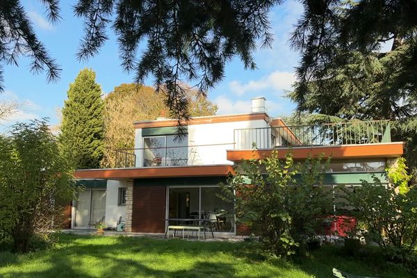 Bien cachée dans son jardin, cette maison d'architecte des années 1970.