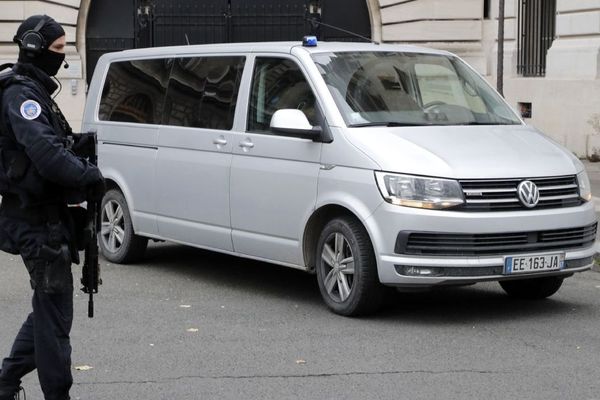 Le van transportant Mehdi Nemmouche avant son procès, à Bruxelles.