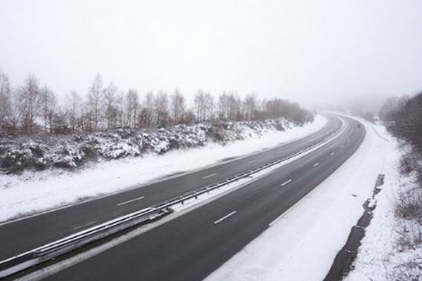 La neige tombe à basse altitude dans le Gard ce lundi 4 janvier. Des opérations de déneigement ont notamment été réalisées sur l'A9. 