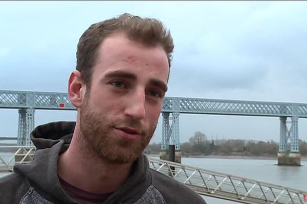 Alors qu'il circulait sur ce pont au dessus de la Dordogne, Florian a vu une femme se jeter à l'eau. Il s'est précipité à son secours. 