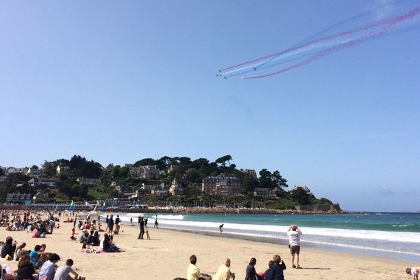 La plage était remplie, samedi 19 août, pour observer la Patrouille de France fendre le ciel.