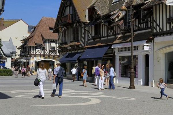 Un décret publié le 7 février 2016 crée une zone touristique internationale a été créée à Deauville (Calvados), permettant l'ouverture des magasins le soir et jusqu'à minuit.