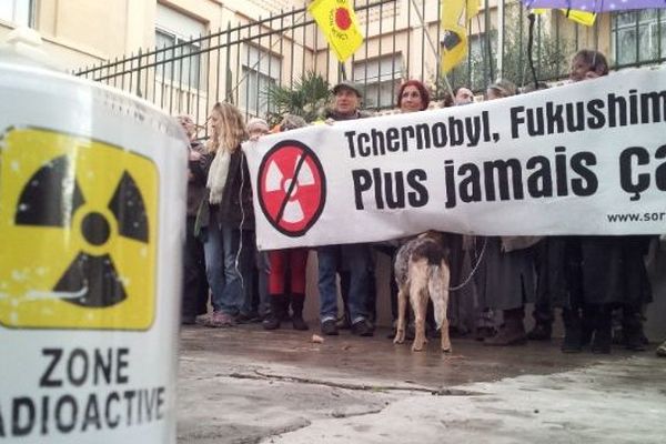 70 manifestants anti-nucléaire manifestent samedi 04 janvier 2014 devant la sous-préfecture de Narbonne, dans l'Aude