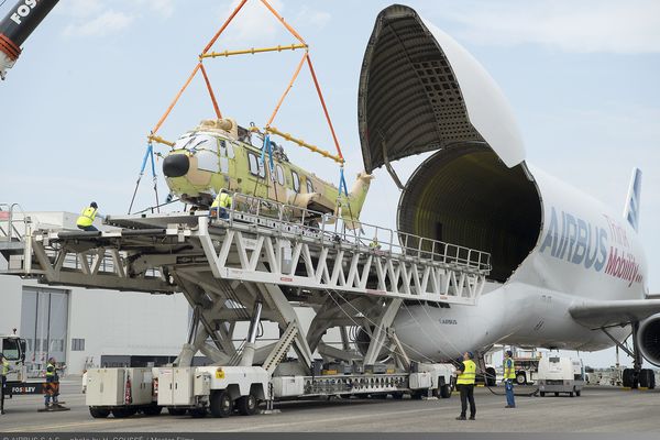 Un Beluga ST effectue un test de transport de marchandise XXL. Ici, un hélicoptère.