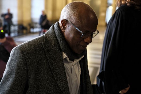 Sosthene Munyemana, ancien médecin rwandais accusé d'avoir participé au génocide des Tutsi en 1994, arrive à son procès à Paris, le 14 novembre 2023.