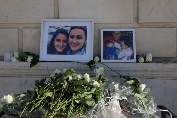 Mauranne et Laura ont été assassinées par un terroriste sur le parvis de la gare Saint-Charles à Marseille le 1ᵉʳ octobre 2017.