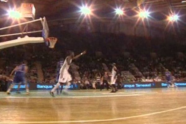 Nobel Boungou-Colo, auteur d'un match de feu contre Antibes, semble indiquer la voie des play-offs