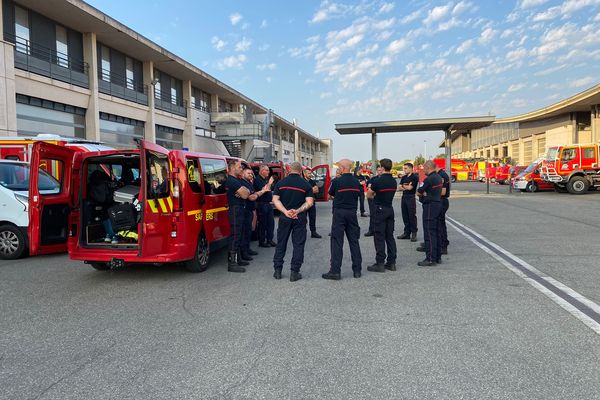 Une douzaine de sapeurs-pompiers du Sdis de Haute-Garonne ont quitté Toulouse ce vendredi 22 juillet pour assurer la relève des renforts sur les incendies en Gironde.