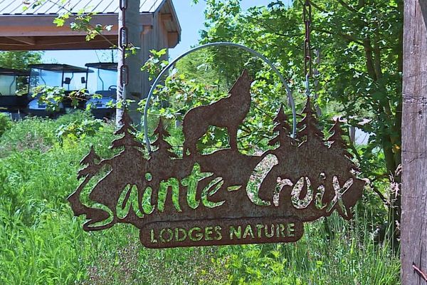 A partir du mercredi 20 mai 2020 les lodges du Parc animalier de Sainte-Croix (Moselle) rouvre une partie de ses hébergements. La saison touristique va enfin débuter.
