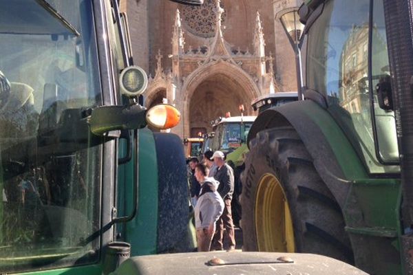 Manifestation d'agriculteurs devant la cathédrale de Mende, le 27 janvier 2016.