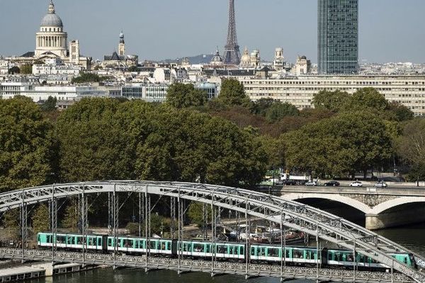 La CGT appelle à une grève vendredi 14 décembre à la RATP et la SNCF.