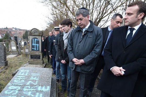 Emmanuel Macron le 19 février au cimetière de Quatzenheim, en Alsace, où des tombes juives ont été profanées