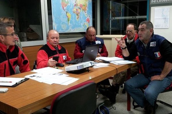 Dernier briefing des pompiers de l'urgence internationale avant un éventuel départ pour Manille dimanche en fin de matinée 