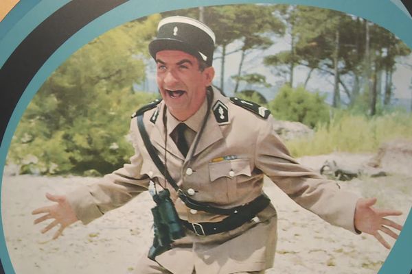 Au cœur de l'exposition sur les gendarmes de Saint-Tropez un Louis de Funès hilare.