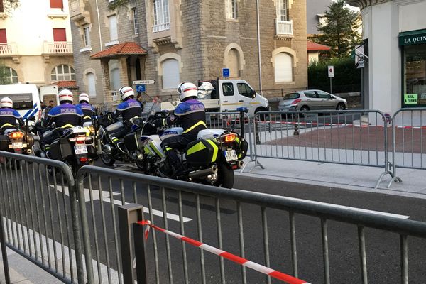 Les accès aux zones 1 et 2 ont été fermés. Les policiers examinent les badges et les macarons avant de laisser passer. 