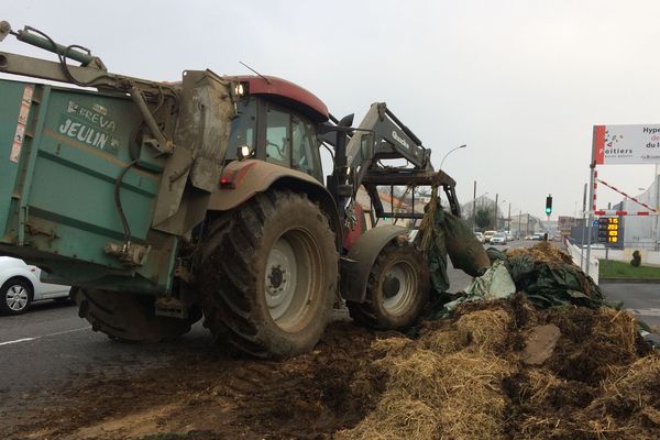 Du fumier déversé devant le magasin Leclerc de Poitiers par les agriculteurs de la FNSEA et des JA.