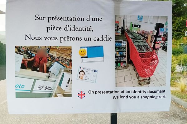 Dans ce supermarché de Val-de-Reuil dans l'Eure, les chariots ne sont plus en libre-service. Une mesure qui fait suite à des disparitions et vols.