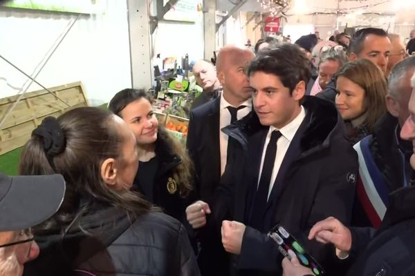 Le Premier ministre aux côtés du député Olivier Falorni à la rencontre des habitants de Royan.