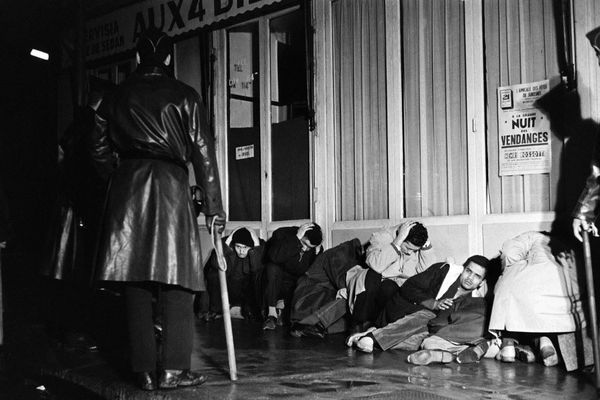 Des manifestants arrêtés à Puteaux le 17 octobre 1961. Archive