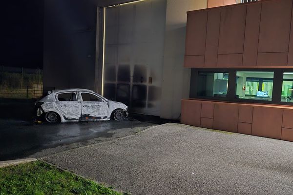 La voiture incendiée devant l'entrée principale de la prison de Valence le 11 octobre 2024.