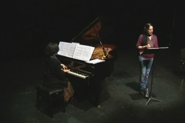 Dania Elzein, étudiante en art lyrique, est participante à Tandem : elle interprète des textes de Marie Darrieussecq en une lecture musicale