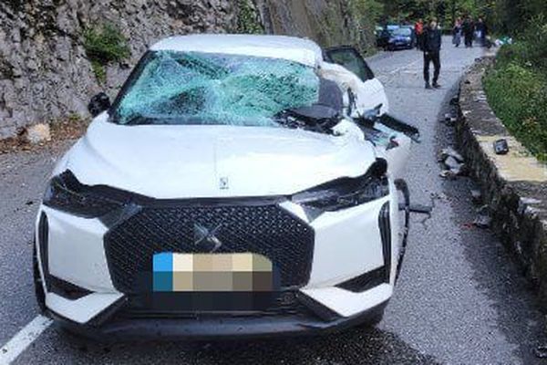 La voiture endommagée par la chute de pierres sur la Route de la Vésubie ce mardi 29 octobre.