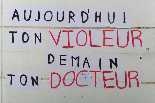 L'un des trois collages affichés sur la faculté de médecine de Tours, dans la nuit du 14 au 15 avril 2022.