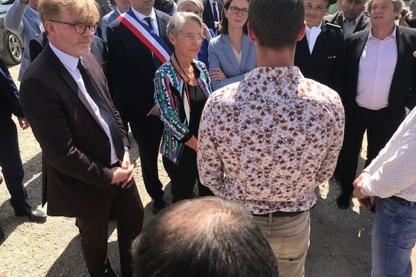 La Première ministre Elisabeth Borne a rendu visite à un agriculteur du Loiret, en compagnie du ministre de l'Agriculture et candidat aux législatives Marc Fesneau.